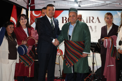 “BOZKIRA ÖZLEM” GECESİNDE BAŞKAN ÖZARSLAN’A AHİLİK KAFTANI TAKDİM EDİLDİ