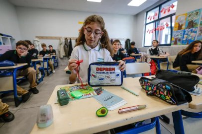İzmir Büyükşehir’den öğrencilere deprem çantası ve afet eğitimi