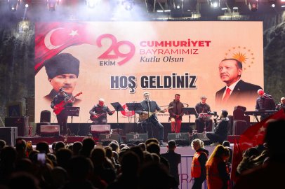 KEÇİÖREN’DE CUMHURİYET BAYRAMI UĞUR IŞILAK KONSERİYLE KUTLANDI